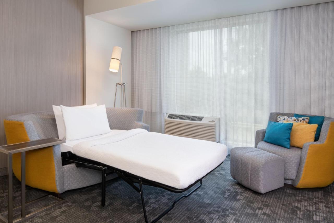 Courtyard By Marriott Atlanta Alpharetta/Avalon Area Hotell Exteriör bild