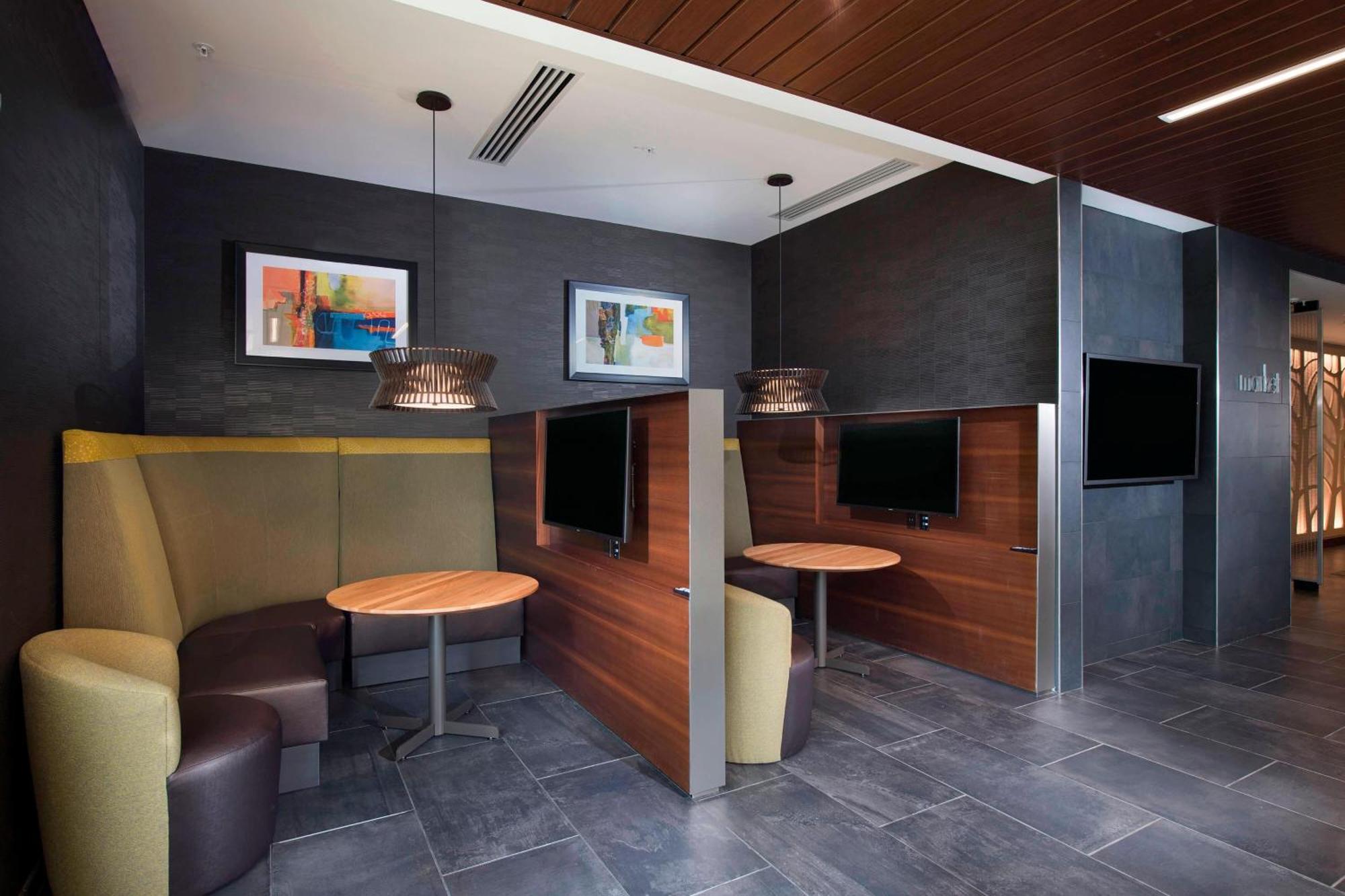 Courtyard By Marriott Atlanta Alpharetta/Avalon Area Hotell Exteriör bild